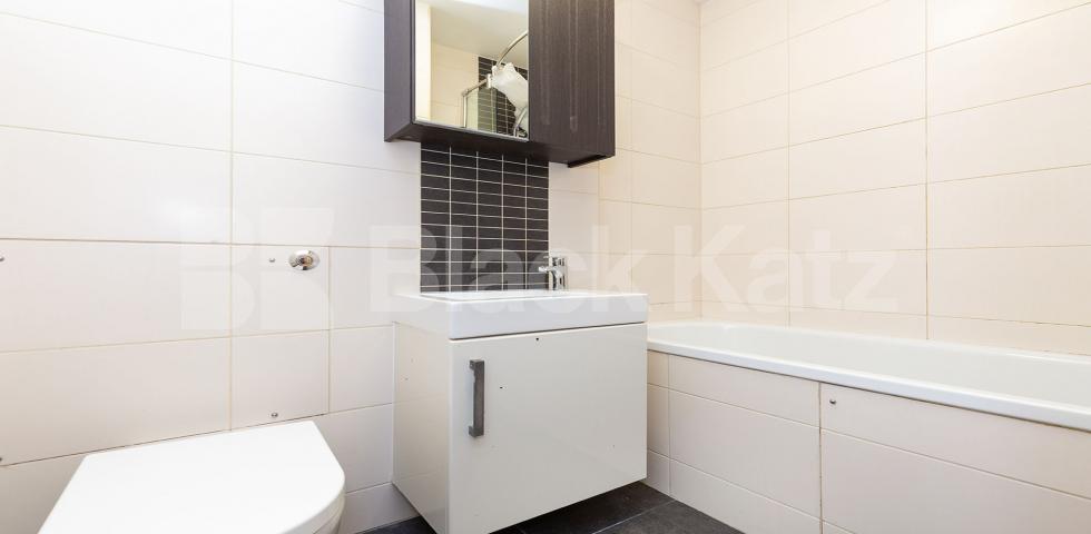  Large one bed mins from Camden Tube and walking distance to Regents Park Camden Road, Camden